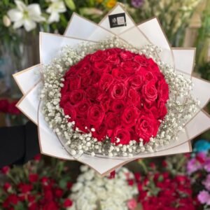 بوكيه ورد أحمر طبيعي مع بيبي فلور