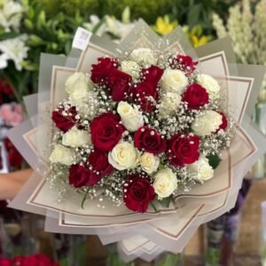 بوكيه ورد ابيض مع احمر طبيعي