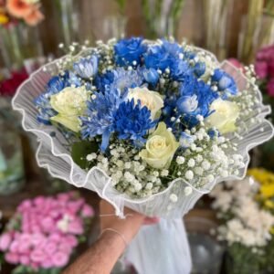 بوكيه الهدوء الملكي – ورد أزرق طبيعي يفوح بسحر الأناقة 💙🌸