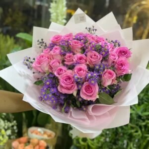 بوكيه همسة حب – ورد وردي طبيعي مع زهور بنفسجية حالمة