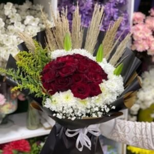 بوكيه ورد أحمر مع أبيض طبيعي يعبر عن حب صادق