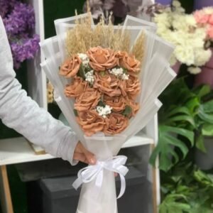 بوكيه الدفء الراقي – ورد ستان بلون الكراميل مع لمسة من الجمال الطبيعي