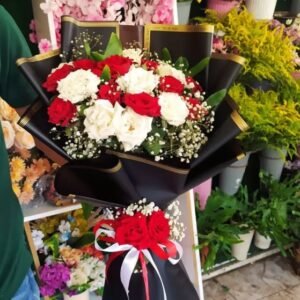 بوكيه ورد ابيض مع احمر