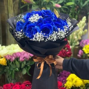 بوكيه الصفاء الملكي – ورد أزرق طبيعي يعكس الهدوء والفخامة 💙