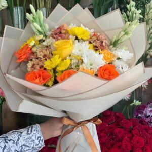 بوكيه البهجة – ورد طبيعي بألوان دافئة نابضة بالحياة